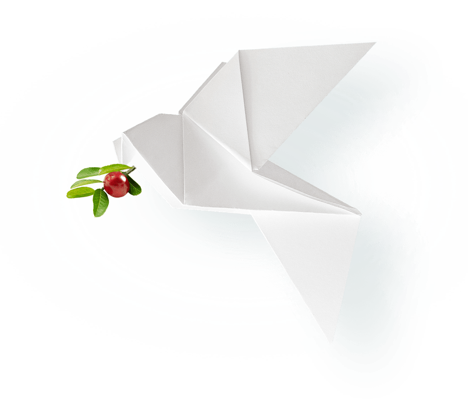 Weißer schwebender Origami-Vogel mit Jujube-Frucht im Schnabel