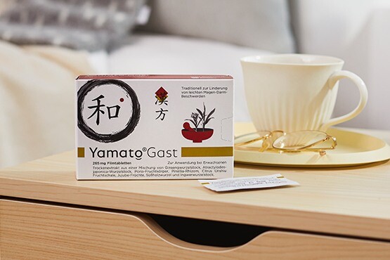 Eine Packung Yamato®Gast und eine Tasse Tee können bei Magen-Darm-Beschwerden Abhilfe schaffen.